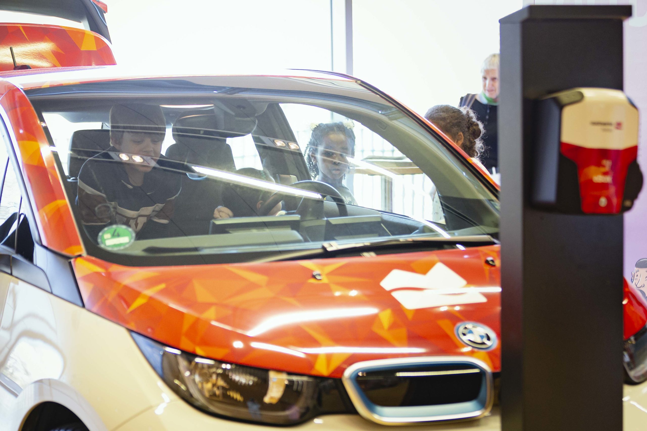 sliderimage-Die Mobilität von morgen!? Beim Zukunftswochenende 2019 gab das ausgestellte Elektroauto noch einen Vorgeschmack auf neue Mobilitätsformen und ist schon heute fester Bestandteil im Straßenbild.